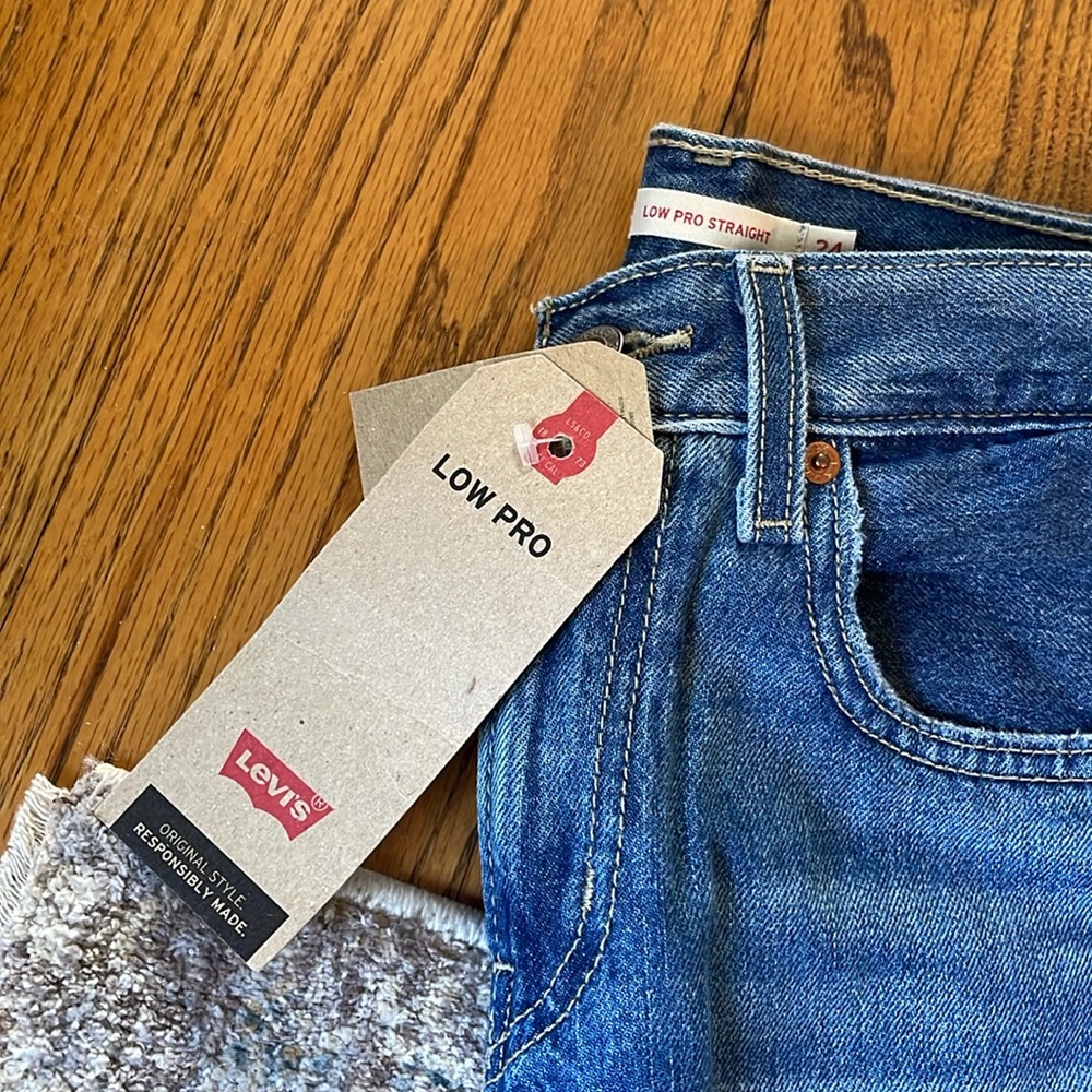 Levi’s NWT Low Pro Straight Leg Mid Rise Sz 24 - Picture 3 of 7